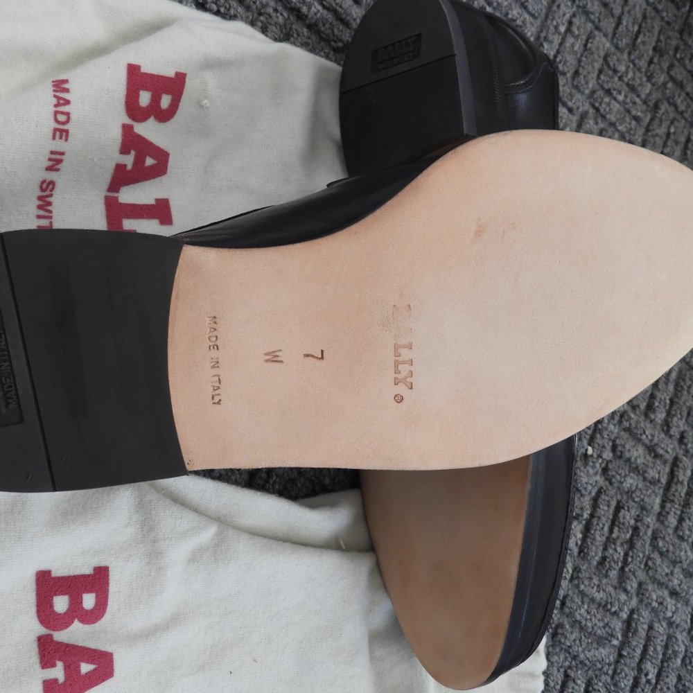 Shoes - Picture 7 of 8